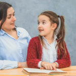 Nachhilfelehrerin und Schülerin lernen gemeinsam konzentriert am Tisch in Berlin