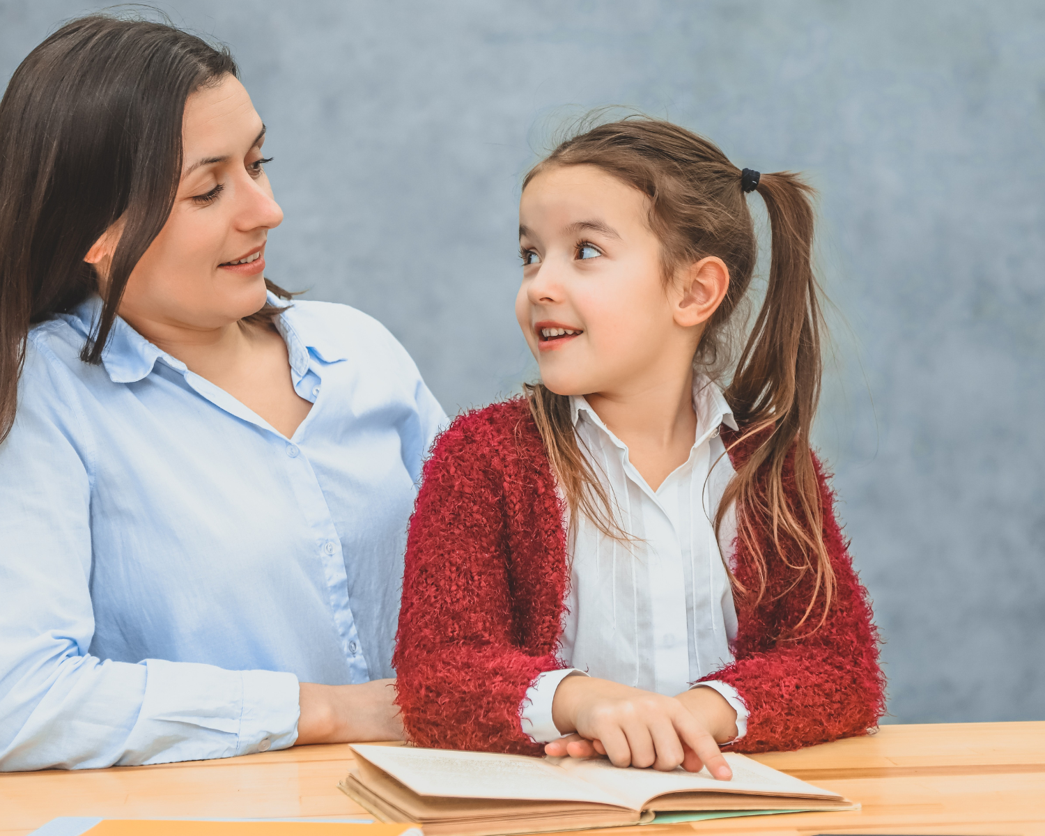 Nachhilfelehrerin und Schülerin lernen gemeinsam konzentriert am Tisch in Berlin