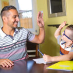 Nachhilfelehrer und Schüler lernen gemeinsam am Tisch in Berlin