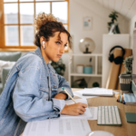 Jugendliche lernt ruhig und konzentriert zu Hause am Tisch